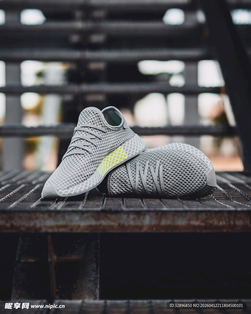时尚运动鞋置于户外长椅