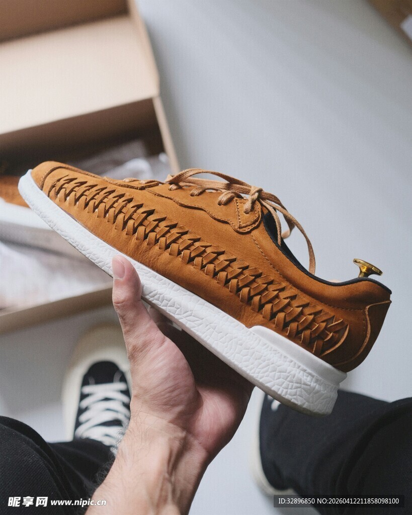 时尚棕色运动鞋特写