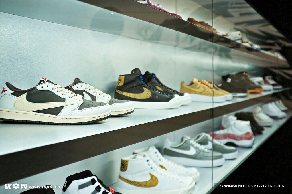 潮流鞋款陈列展示