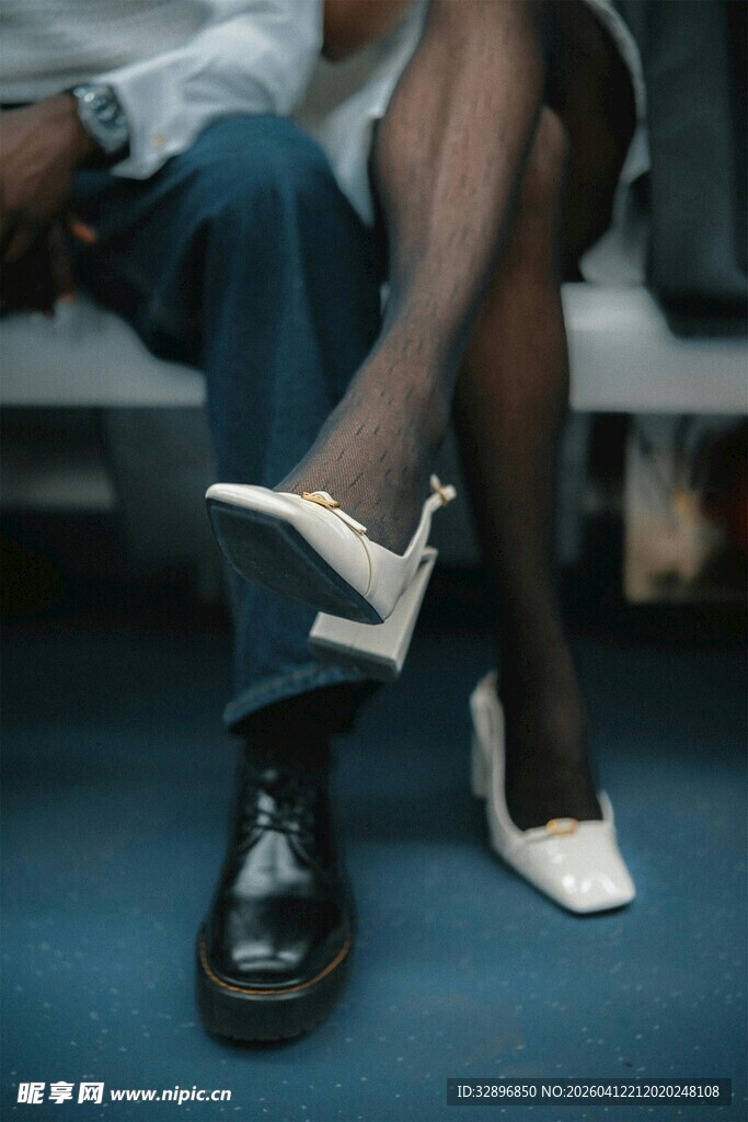 男女交叠的精致鞋履