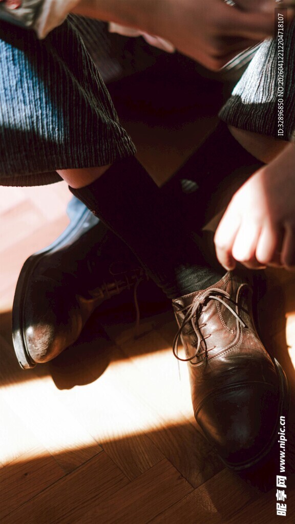 幼儿学系鞋带瞬间