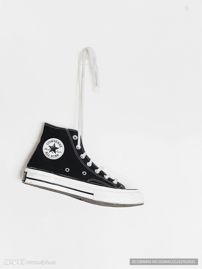 黑色匡威高帮帆布鞋