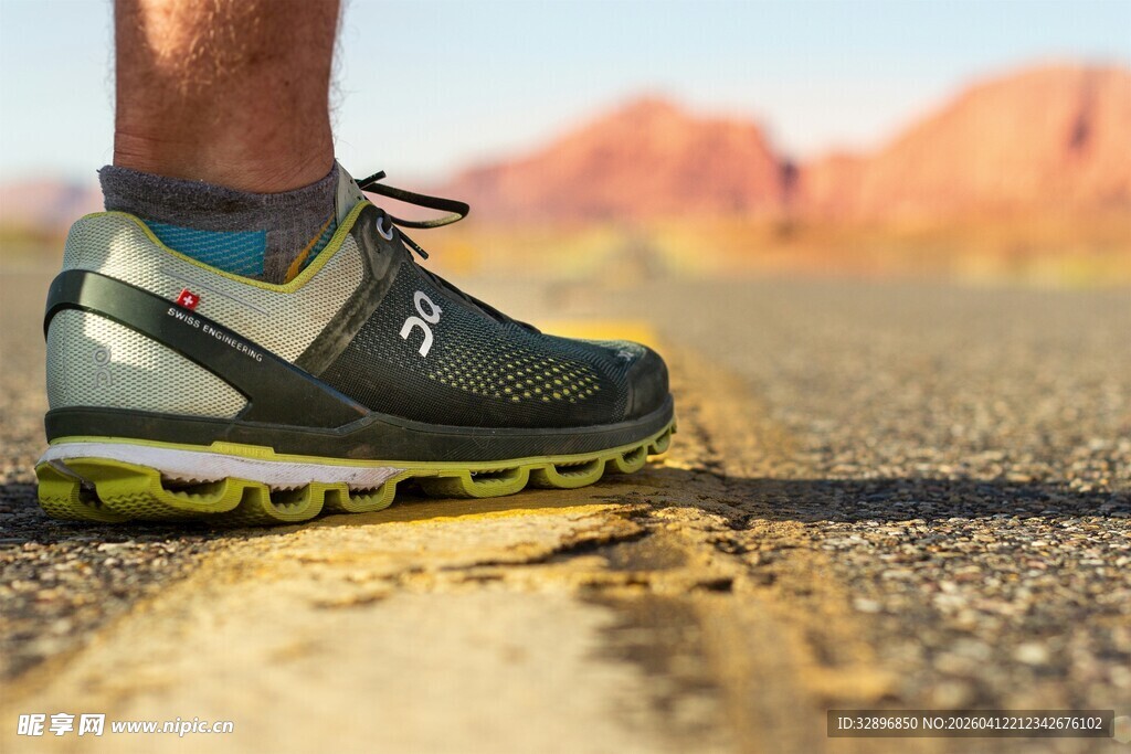 户外徒步跑鞋特写