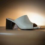 浅灰色粗跟露趾时尚女拖鞋