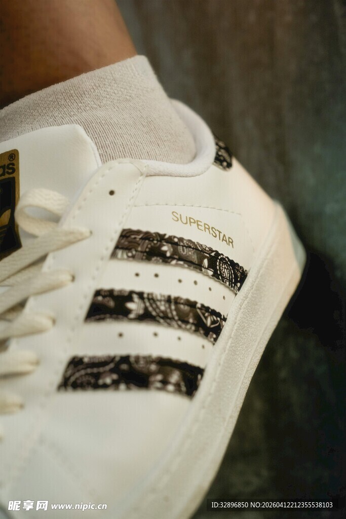 白色阿迪达斯运动鞋特写