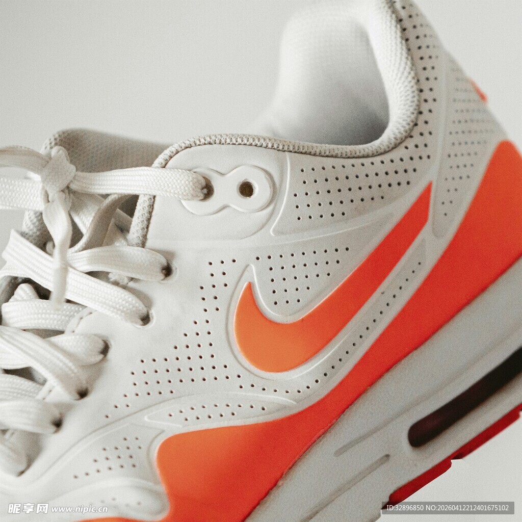 耐克橙白运动鞋特写
