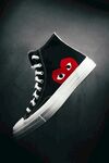 潮流黑高帮鞋配红心图案