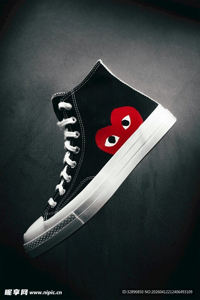 潮流黑高帮鞋配红心图案