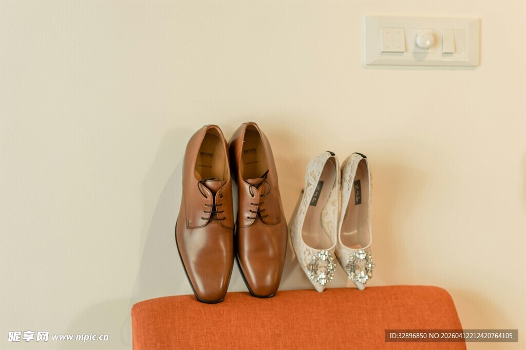 椅子上的男女皮鞋组合