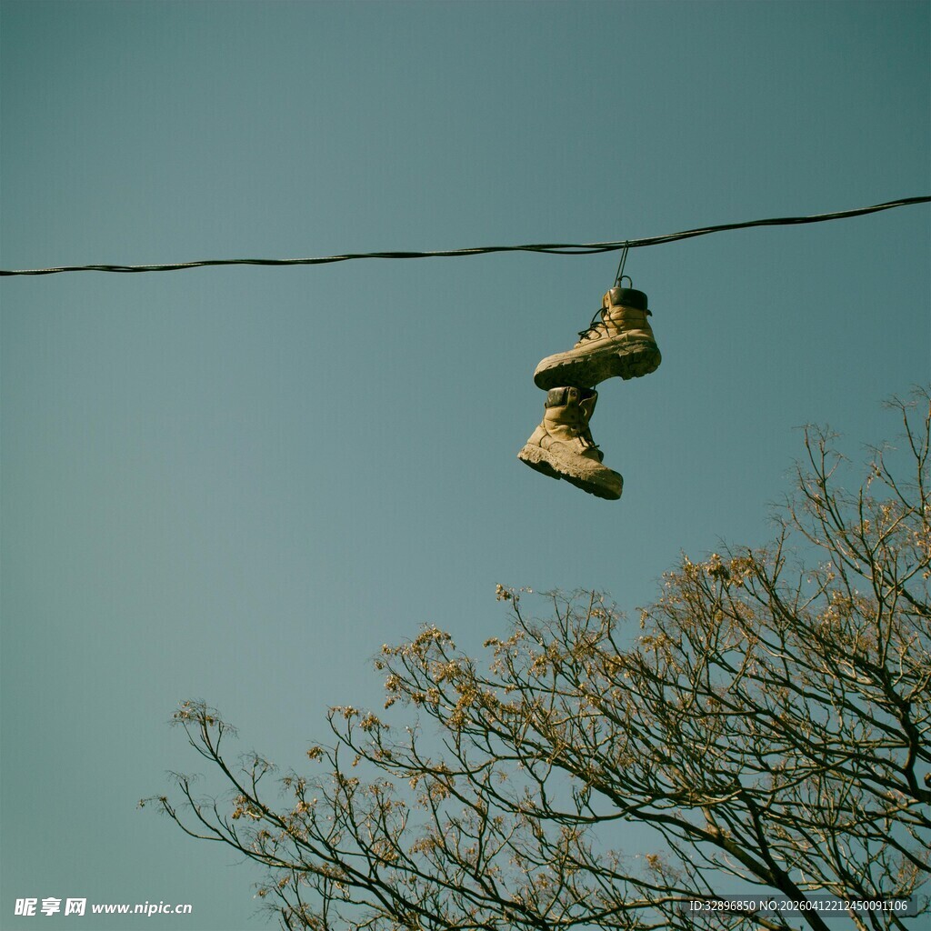 悬于电线上的旧鞋子