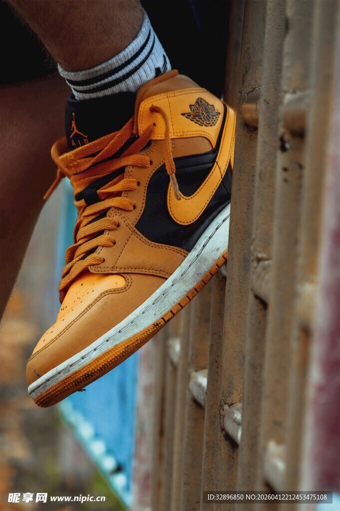 时尚橙黑运动鞋特写