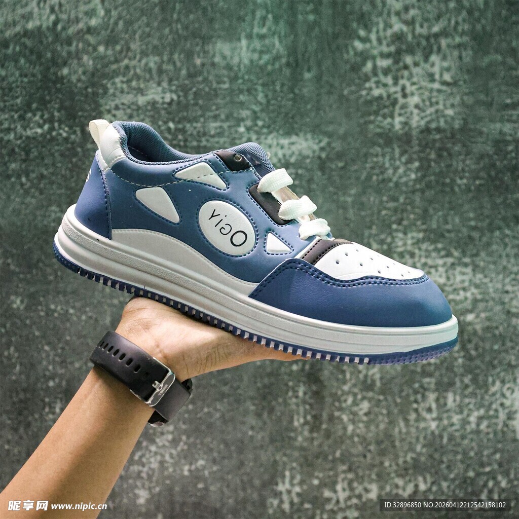 蓝白时尚运动鞋特写