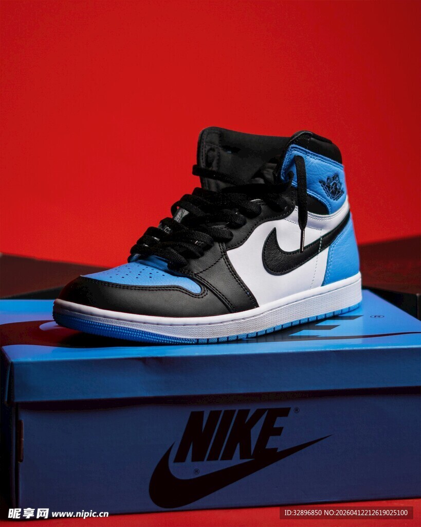 蓝黑耐克高帮运动鞋展示