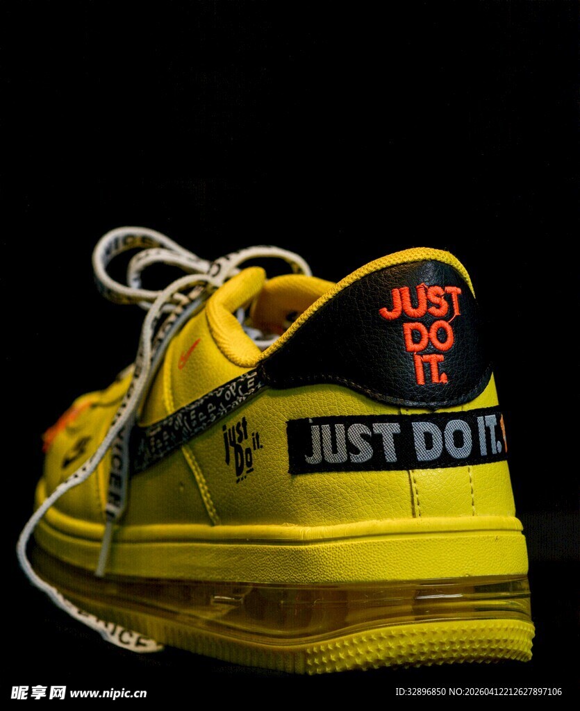 黄色潮流运动鞋特写