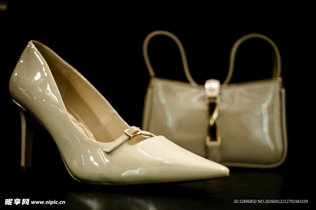 优雅米色高跟鞋与手提包