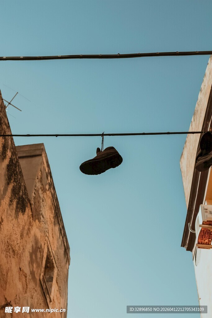 悬挂于空中的旧鞋子