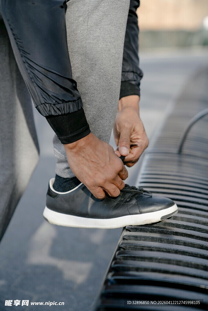 系鞋带的时尚瞬间