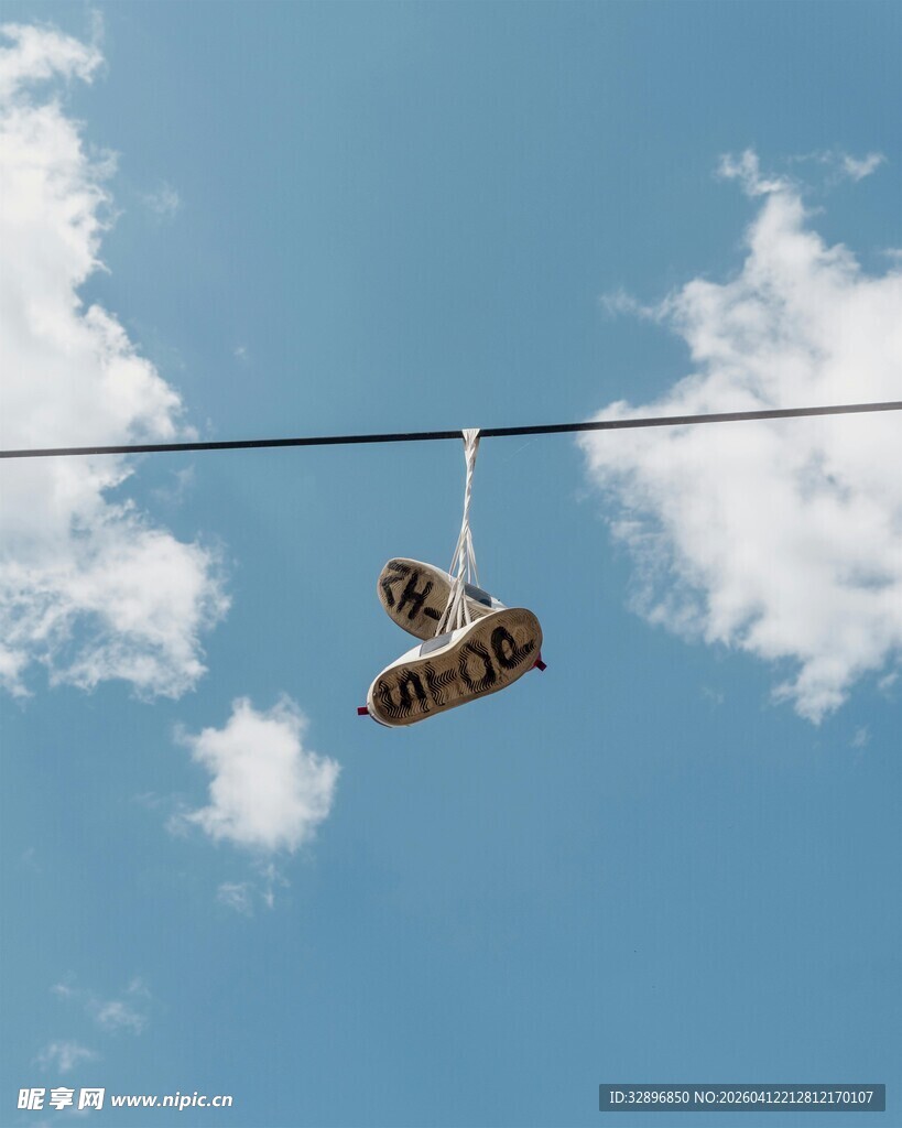 空中悬挂的运动鞋