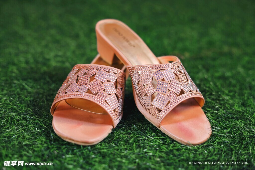 粉色镂空女士凉拖鞋