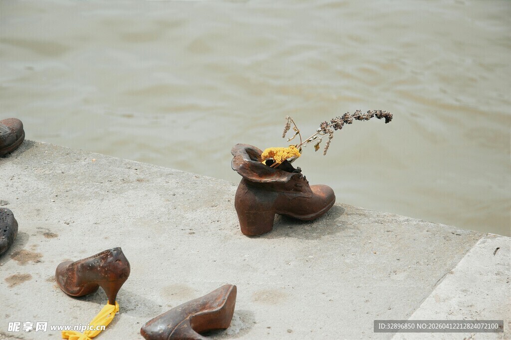 岸边的陶瓷摆件与香蕉