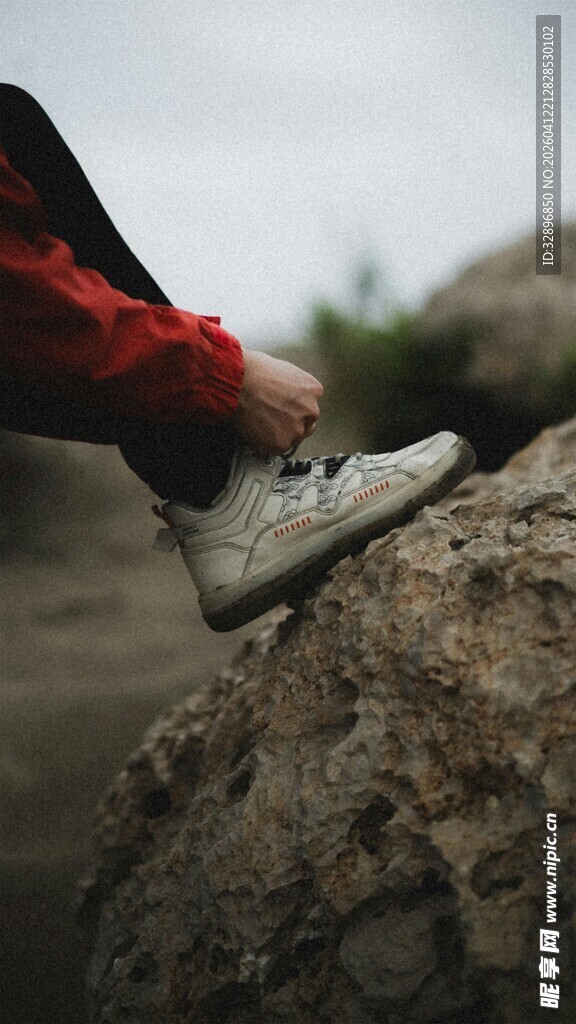 户外踏石的个性穿搭瞬间