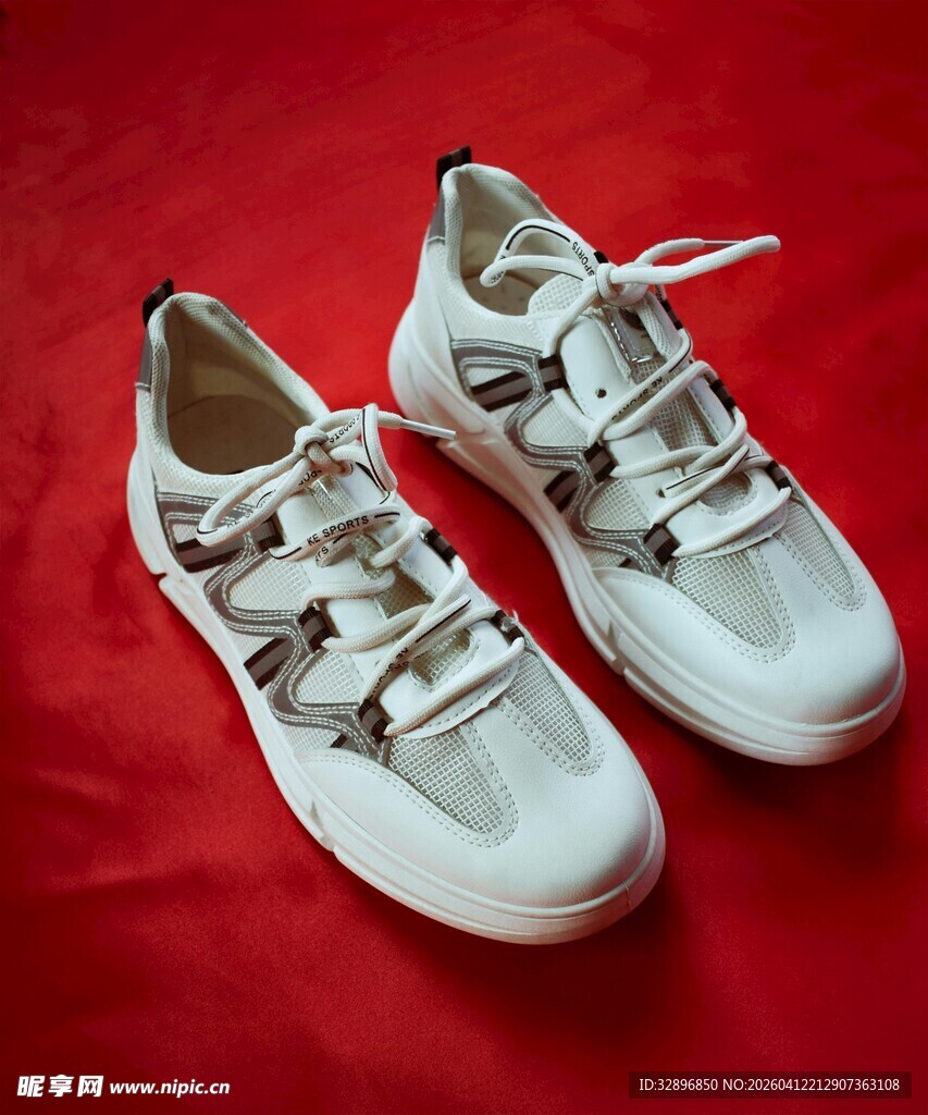 白色休闲运动鞋特写