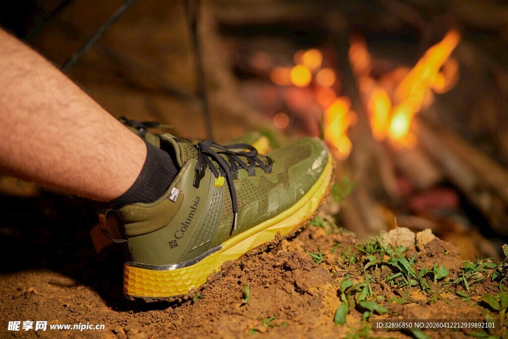 户外徒步者的温暖篝火时刻
