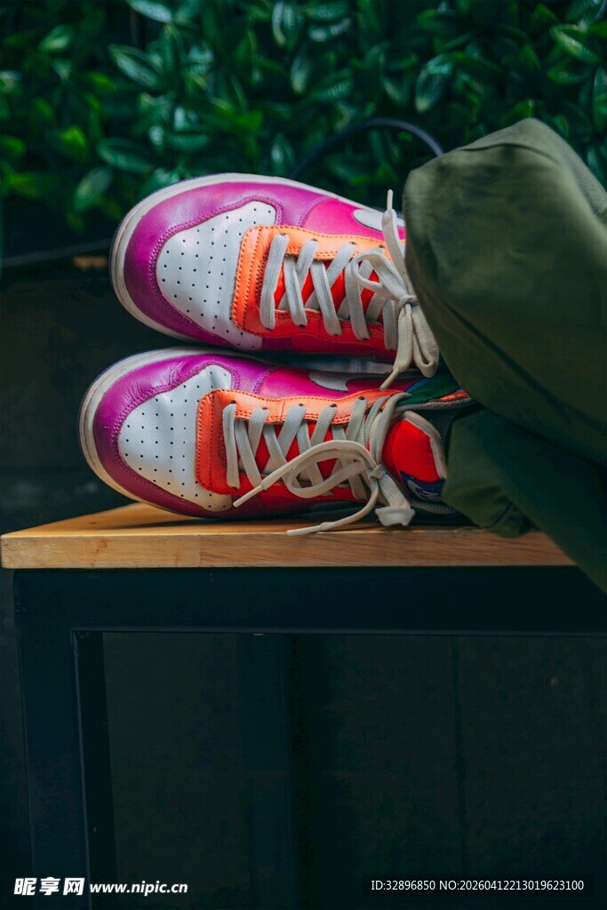 多彩时尚运动鞋摆拍