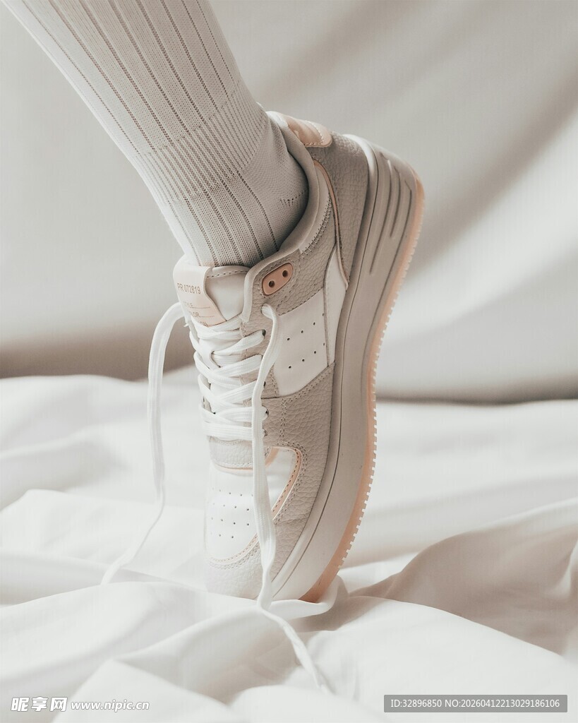 浅色运动鞋搭配长袜特写