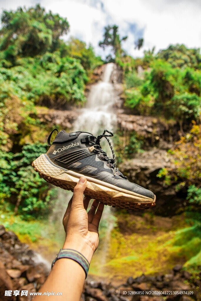 户外徒步鞋于瀑布前展示