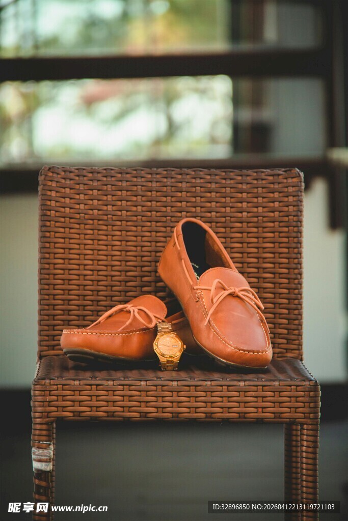 棕色皮鞋置于藤编椅上