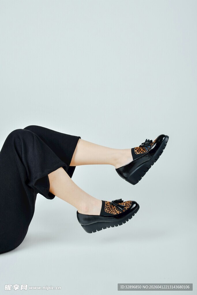 女性优雅坐姿展示黑色皮鞋