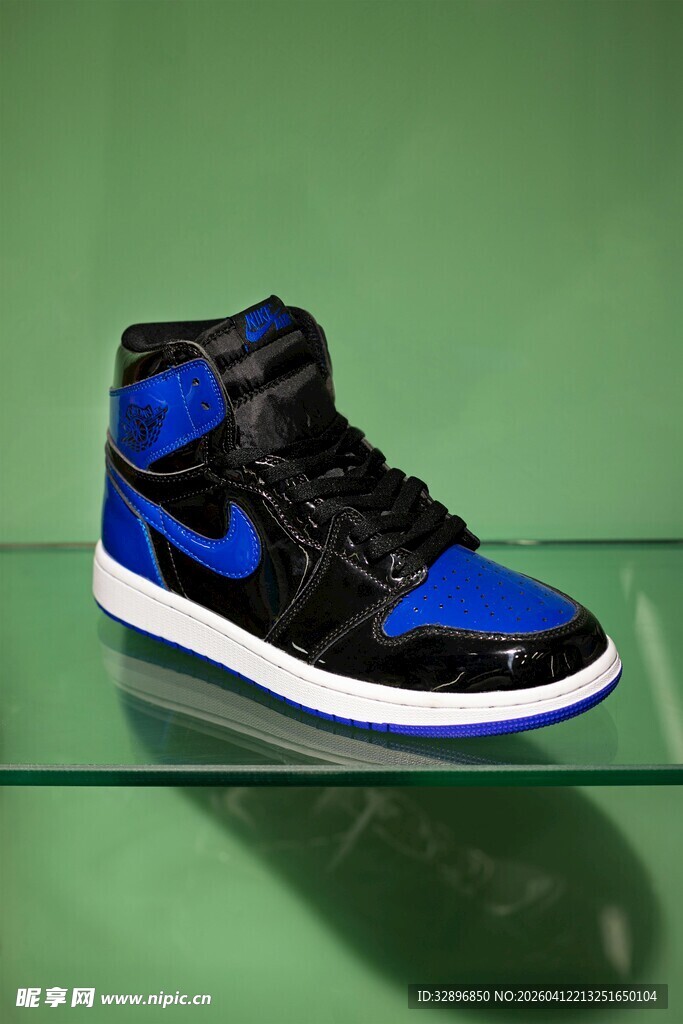 蓝黑AJ高帮运动鞋