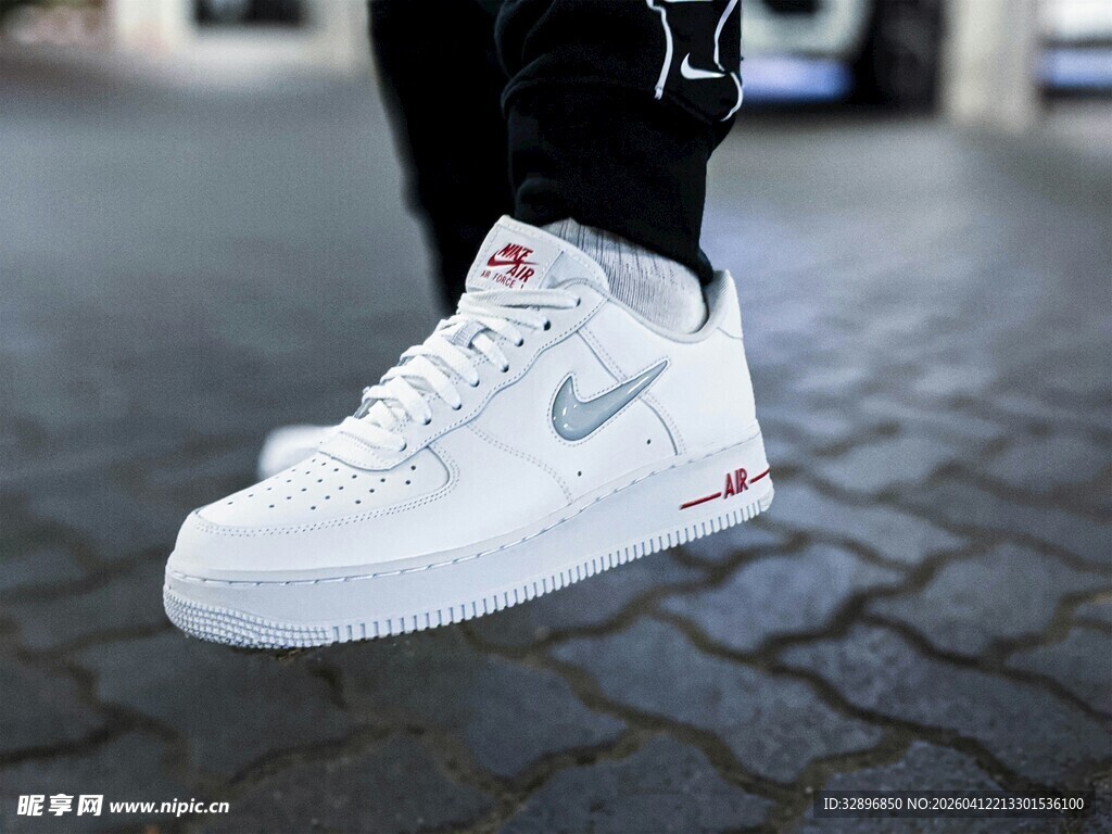 白色耐克高帮运动鞋特写