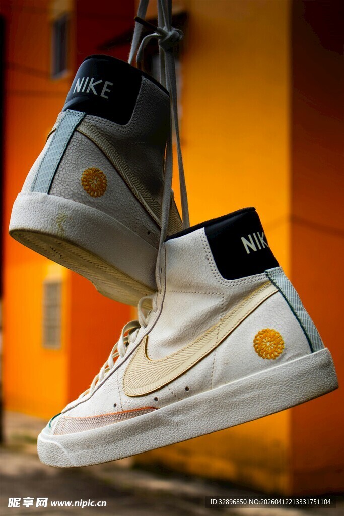 时尚高帮运动鞋悬挂展示