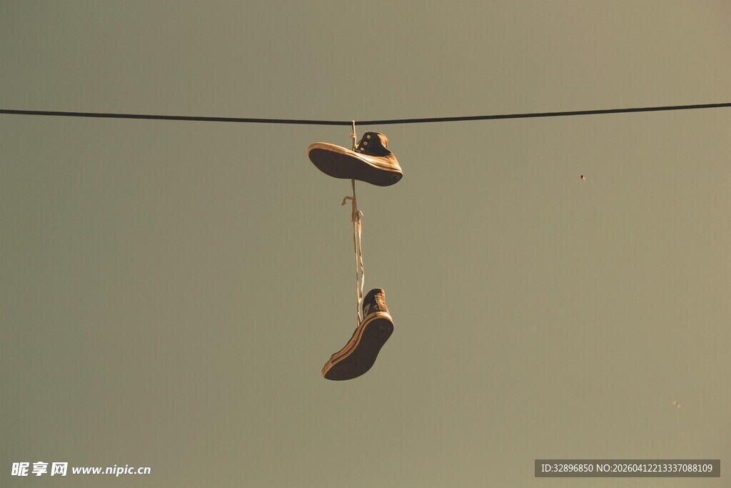悬挂在电线上的旧鞋子