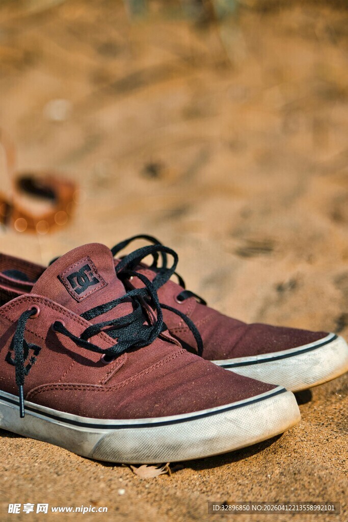 复古系带休闲运动鞋特写