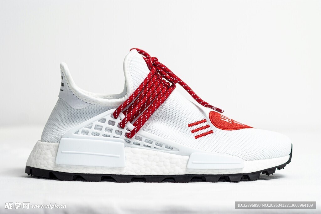 白色系带运动鞋时尚款