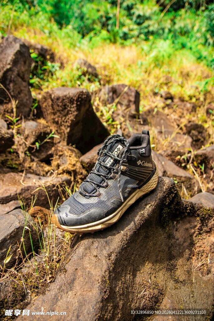 户外登山鞋置于林间木石上