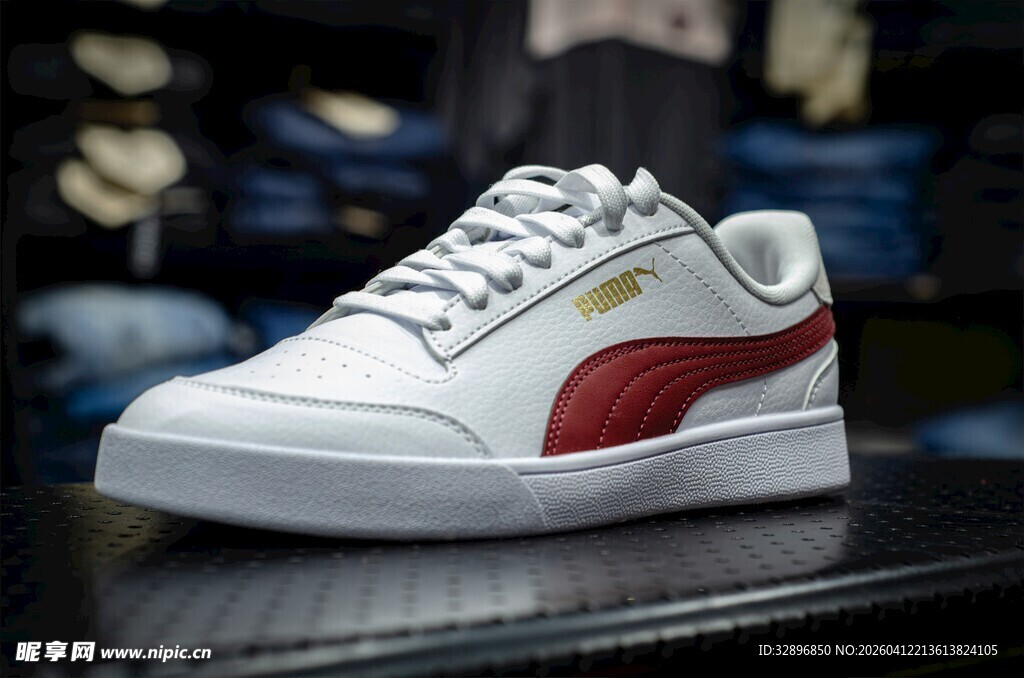 白色彪马运动鞋展示