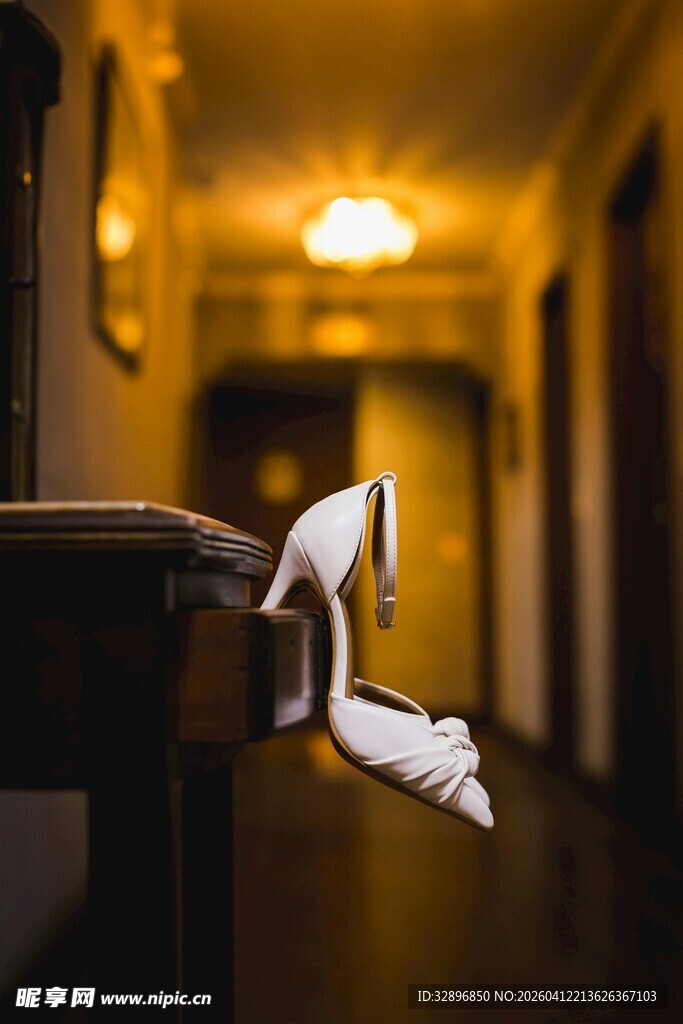 走廊边椅上的一只高跟鞋