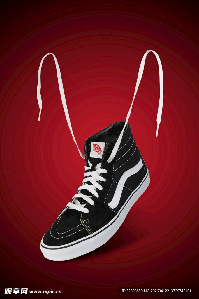 黑白高帮运动鞋腾空