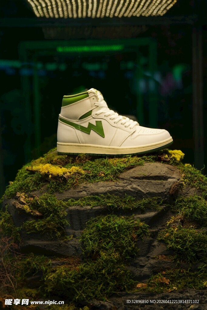 时尚白绿运动鞋展示