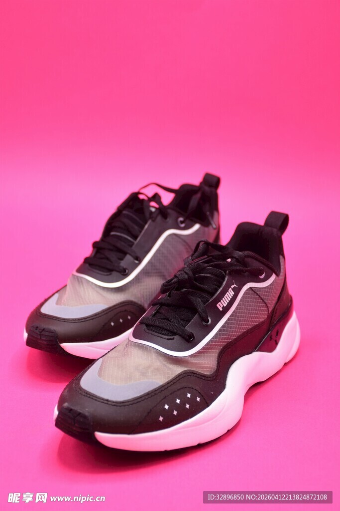 时尚拼色运动鞋展示