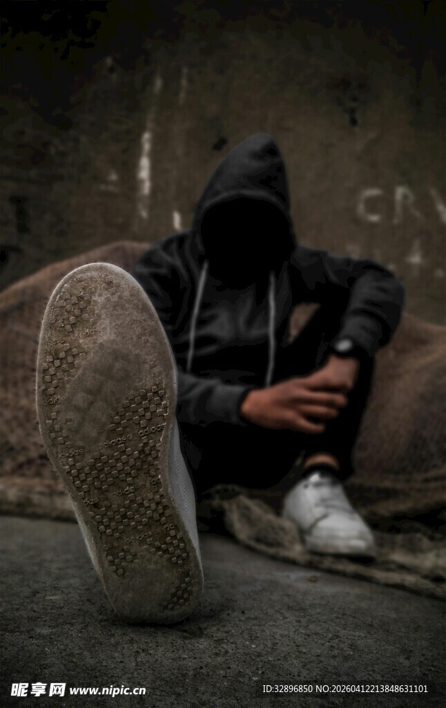 孤独蹲坐的连帽衫青年