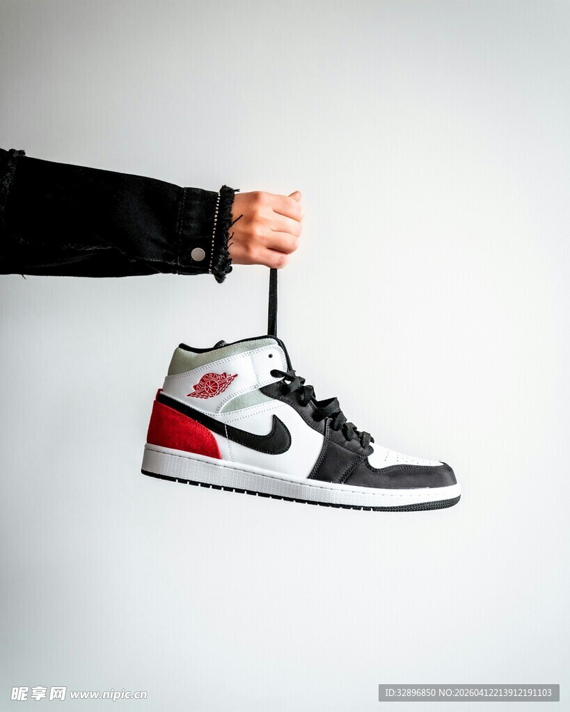 手拎经典款耐克运动鞋