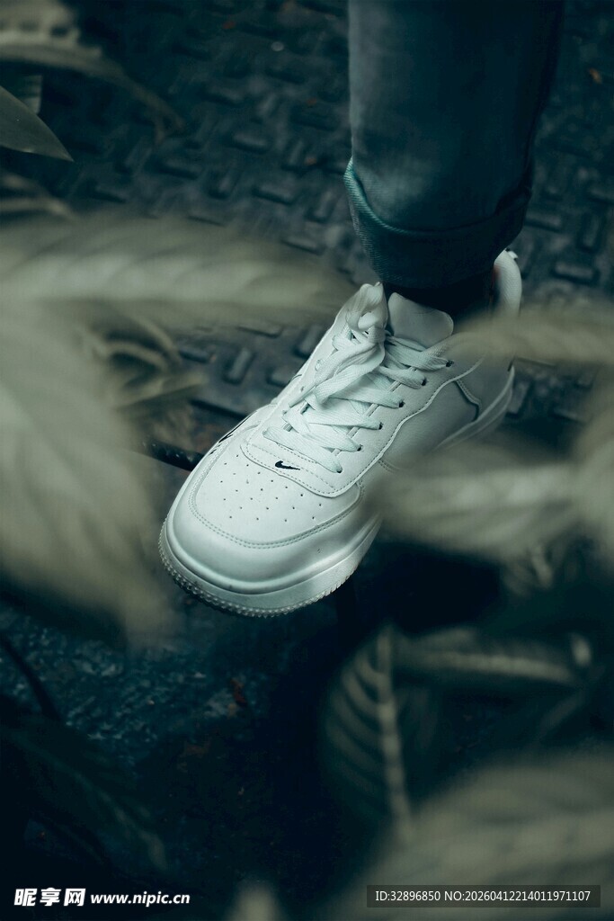 白色高帮鞋的户外特写