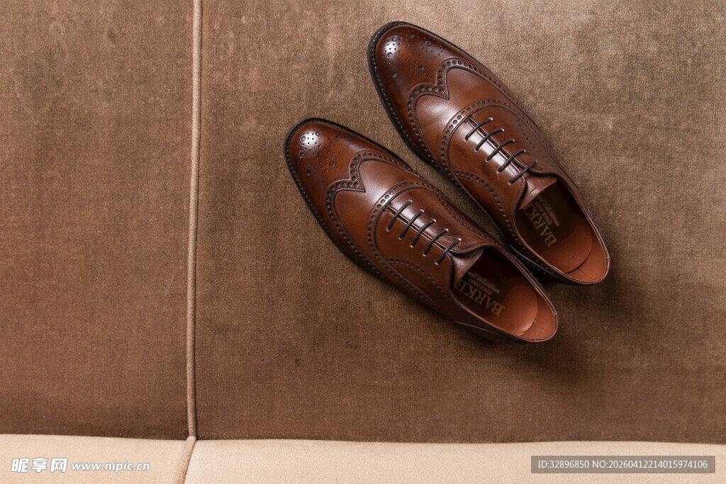 棕色皮鞋展示