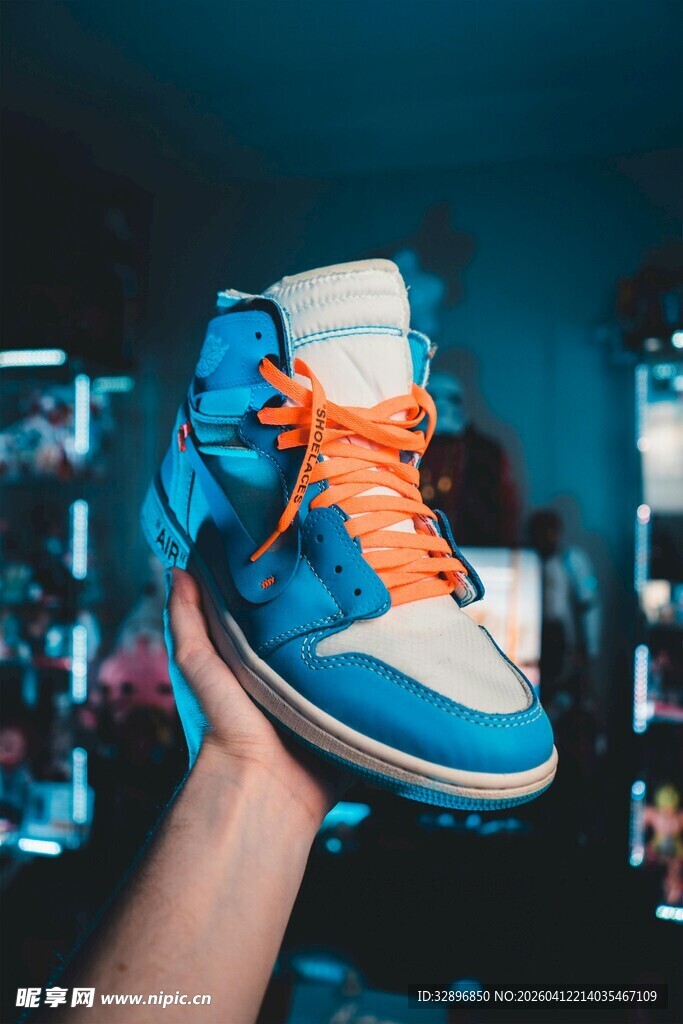 时尚蓝白橙配色高帮运动鞋