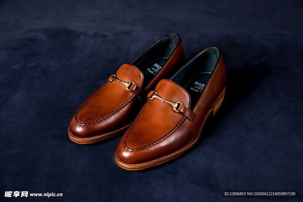 棕色皮鞋展示